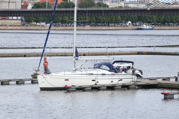 Kleine Boot Jacht Pier Buurt Van Water Met Een Paar — Stockfoto