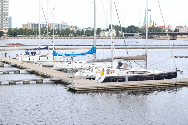 Kleine Boot Jacht Pier Buurt Van Water Met Een Paar — Stockfoto