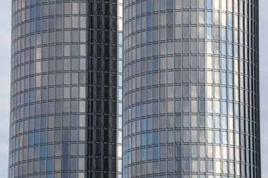 Benzersiz mimari tarzı kule bina detayları. Fotoğraf, arka planda bulutlu gökyüzü ile sıcak bir yaz gününde çekildi..