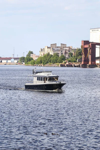 Barco Cruzeiro Pequeno Que Conduz Através Porto Urbano Velho Com — Fotografia de Stock