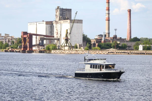 Kleine Cruiseboot Rijden Door Oude Stedelijke Haven Met Veel Oude — Stockfoto