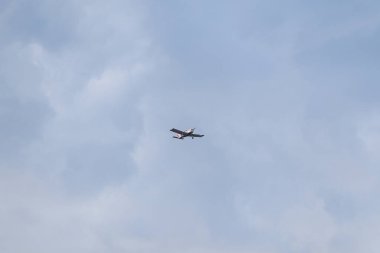 Bulutlu havalarda gökyüzünde uçan küçük özel uçaklar. Fotoğraf, sıcak bir yaz bulutlu bir günde çekildi..