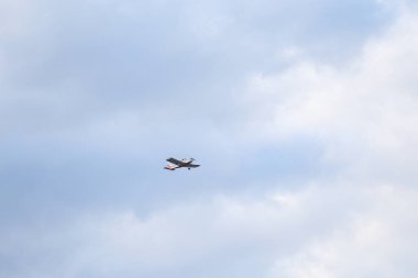 Bulutlu havalarda gökyüzünde uçan küçük özel uçaklar. Fotoğraf, sıcak bir yaz bulutlu bir günde çekildi..