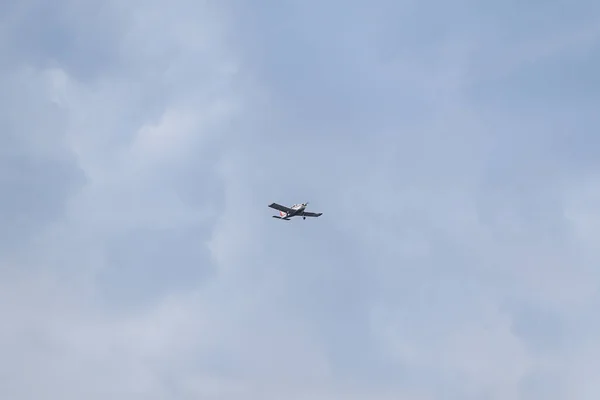 Небольшой Частный Летающий Самолет Пока Летит Небе Облачной Погоде Фото — стоковое фото