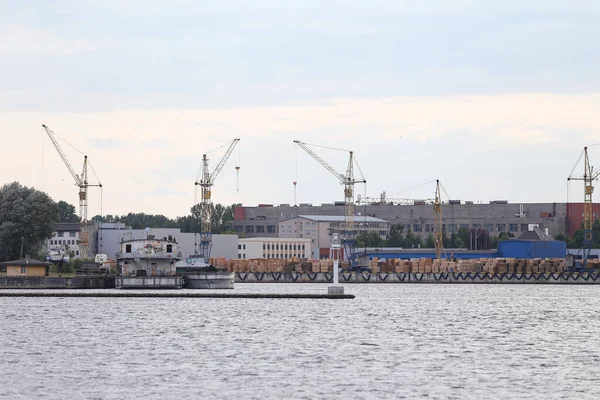 Blick Auf Industriegebäude Und Bootsanleger Flussufer Foto Aufgenommen Einem Warmen — Stockfoto