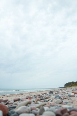 Güzel Baltık sahili kıyı manzarası kayalar bulutlu bulutlu hava.