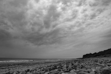 Kıyı sahili manzaralı kayalar, baltık denizi ve güzel gökyüzü. Fotoğraf, sıcak bir bulutlu günde çekildi..