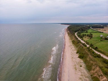 Jurkalne yakınlarındaki Baltık Sahili 'nin gerçek bir insansız hava aracı görüntüsü. Sakin deniz bulutlu hava.