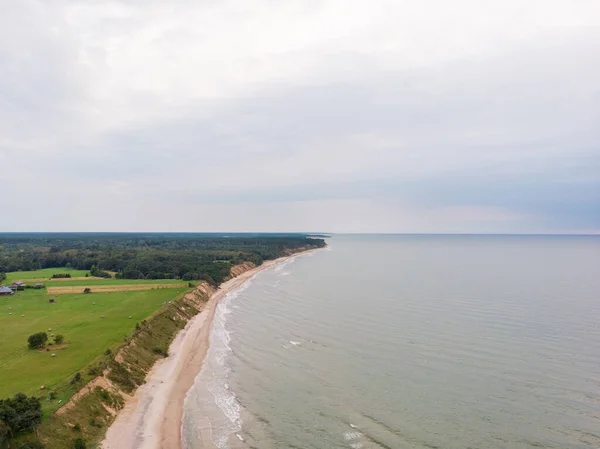 Prawdziwy Widok Helikoptera Drona Bałtycką Plażę Morską Pobliżu Jurkalnych Spokojne — Zdjęcie stockowe