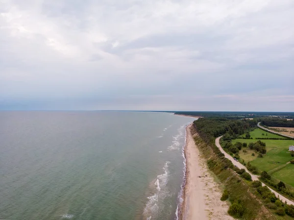 Prawdziwy Widok Helikoptera Drona Bałtycką Plażę Morską Pobliżu Jurkalnych Spokojne — Zdjęcie stockowe