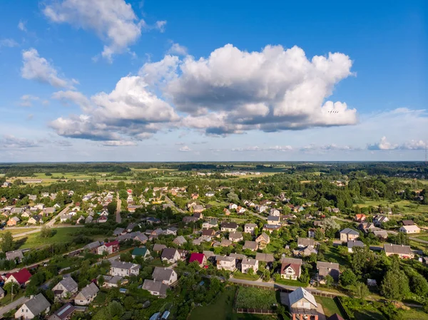 Een Echte Drone Phortografie Uitzicht Kleine Stad Buitenwijken Huizen Straten Rechtenvrije Stockfoto's