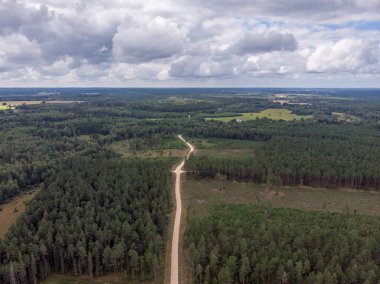Gerçek bir İHA uçağı manzarası ve bulutlu gökyüzü. Fotoğraf sıcak ve bulutlu bir yaz gününde çekildi..