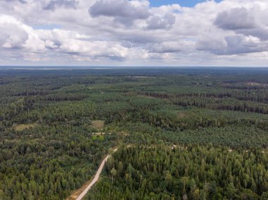 Gerçek bir İHA uçağı manzarası ve bulutlu gökyüzü. Fotoğraf sıcak ve bulutlu bir yaz gününde çekildi..