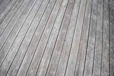 Koyu gri ahşap yol dokusu platformu sanatsal arka plan. Fotoğraf bulutlu bir hava gününde çekildi..