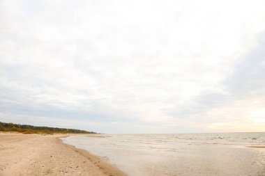 Kum ve Baltık Denizi ile güzel deniz manzarası. Fotoğraf, sıcak ve bulutlu bir sonbahar havasında çekildi..