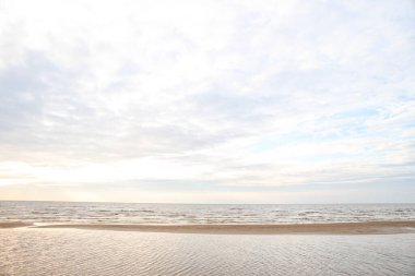 Kum ve Baltık Denizi ile güzel deniz manzarası. Fotoğraf, sıcak ve bulutlu bir sonbahar havasında çekildi..