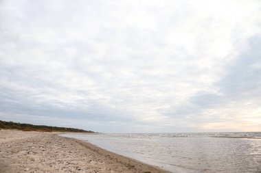 Kum ve Baltık Denizi ile güzel deniz manzarası. Fotoğraf, sıcak ve bulutlu bir sonbahar havasında çekildi..