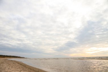 Kum ve Baltık Denizi ile güzel deniz manzarası. Fotoğraf, sıcak ve bulutlu bir sonbahar havasında çekildi..