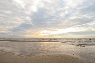 Kum ve Baltık Denizi ile güzel deniz manzarası. Fotoğraf, sıcak ve bulutlu bir sonbahar havasında çekildi..