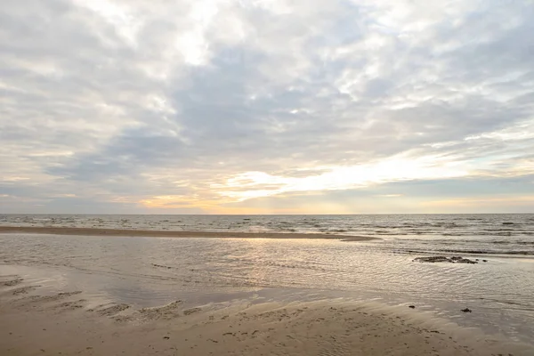 Kum ve Baltık Denizi ile güzel deniz manzarası. Fotoğraf, sıcak ve bulutlu bir sonbahar havasında çekildi..
