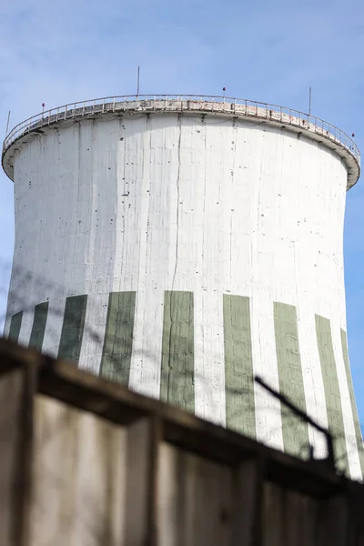 Grote Ronde Witte Schoorsteen Industriële Elektrische Toren Uitzicht Gebouw Structuur — Stockfoto