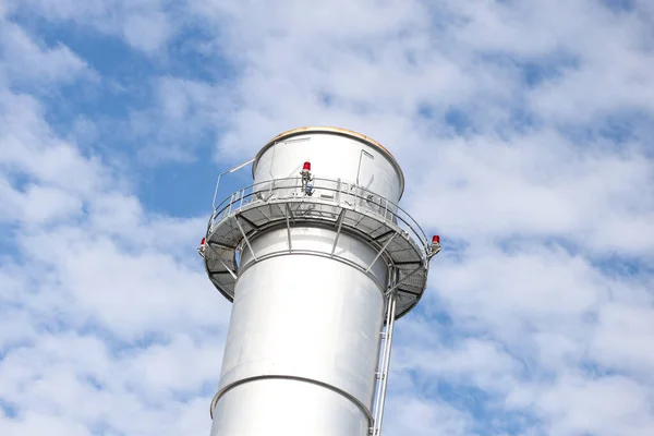 金属煙突の塔のクローズアップ産業用ビューの写真 空に雲が多く 曇りの日の写真 — ストック写真