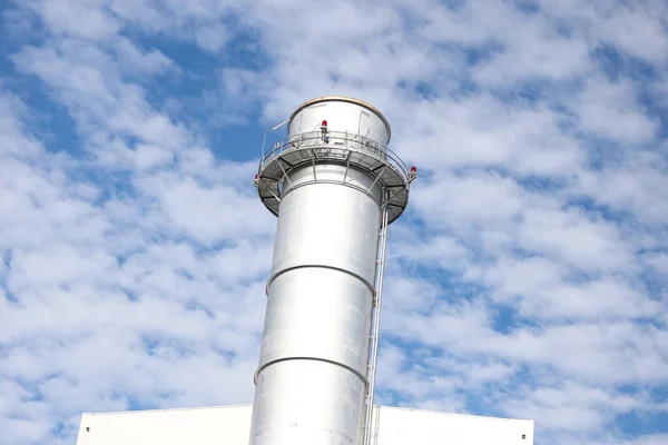 金属煙突の塔のクローズアップ産業用ビューの写真 空に雲が多く 曇りの日の写真 — ストック写真