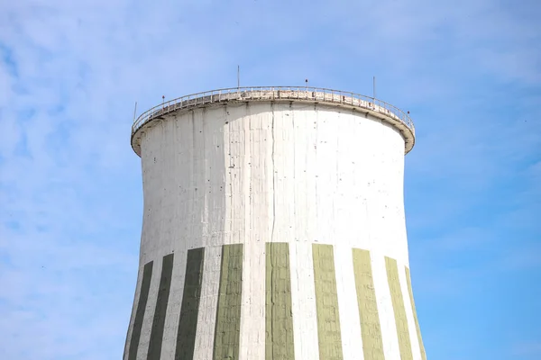 大規模な白い火力発電所煙突の写真を閉じます 青空の前で撮影した写真 — ストック写真