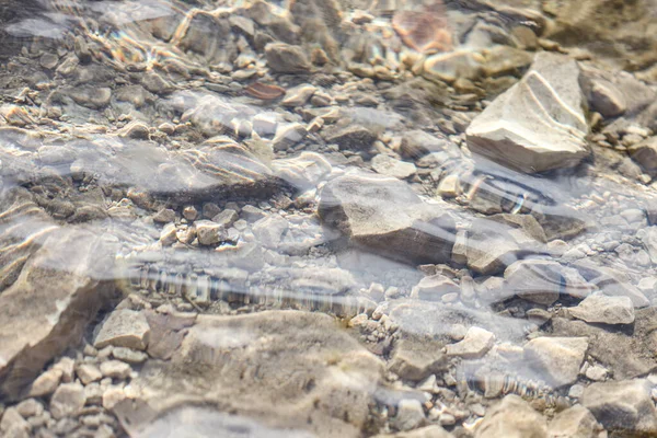 Hermosa Agua Clara Con Pequeñas Rocas Fondo Foto Tomada Cálido —  Fotos de Stock