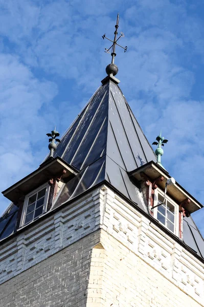 Einzigartige Architektonische Dachdetails Mit Fenstern Sonniger Tag Mit Wolken Hintergrund — Stockfoto