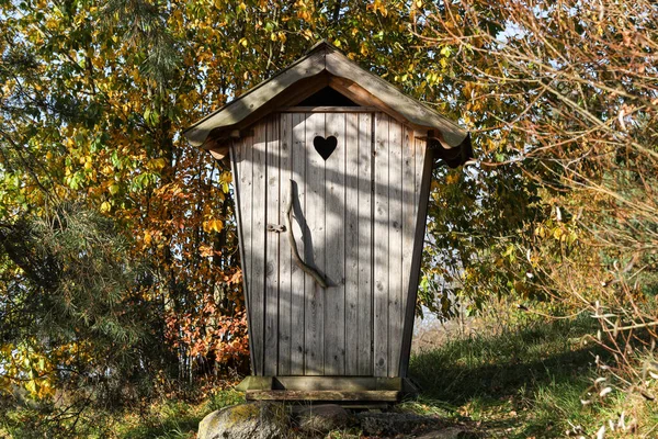 Old Countryside Wood Toilet Autumn Conditions Yellow Orange Leaves Photo — Stock Photo, Image