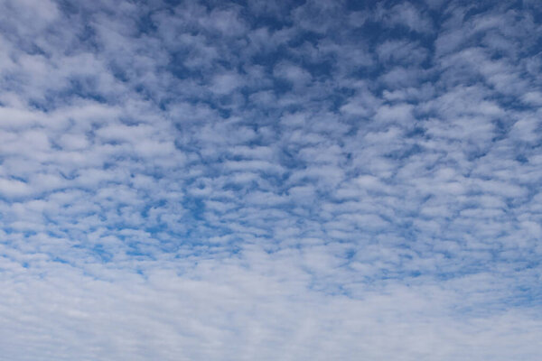 Вид голубого неба на прекрасные небольшие облака. Фотография в стиле художественной текстуры.