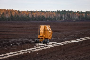 Bozkır manzarası ve sarı takım yıldızı tipi kamyon karavanı. Bulutlu karanlık hava.