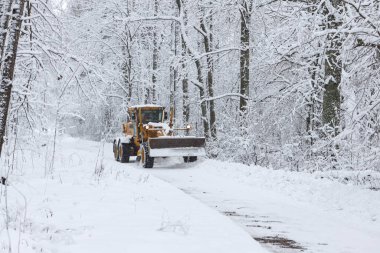 Kış ortamında kameraya doğru giden büyük bir kar kamyonu. Fotoğraf Aralık 'ta çekildi..