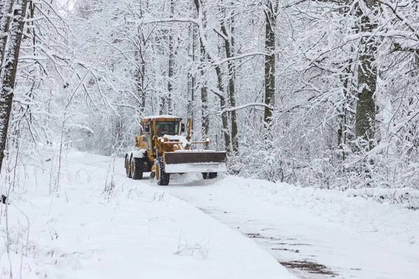Kış ortamında kameraya doğru giden büyük bir kar kamyonu. Fotoğraf Aralık 'ta çekildi..