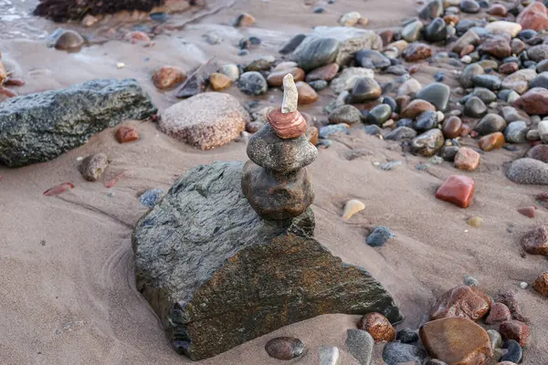Piedra Que Equilibra Apilamiento Piedra Cerca Del Hermoso Mar Báltico — Foto de Stock