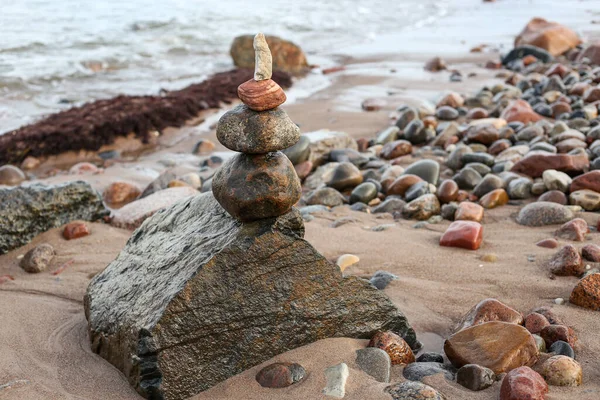 Steinbalancieren Der Nähe Der Schönen Ostsee Auf Ufersand Foto Aufgenommen — Stockfoto