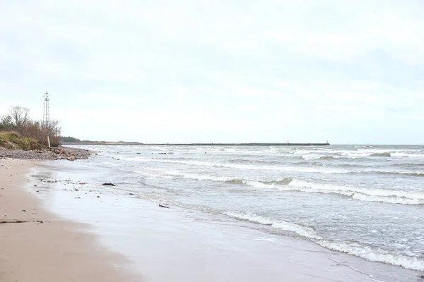 以波罗的海景观为背景 以混凝土海港为背景的波罗的海景观 在温暖的阴天拍照 — 图库照片