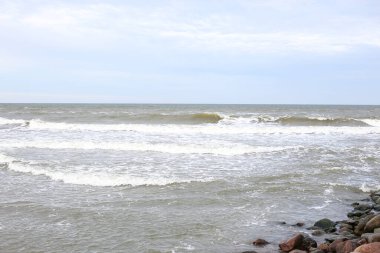 Baltık deniz manzaralı dalgalar. Fotoğraf güzel bir sonbahar bulutlu gününde çekildi..