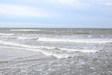 Baltık deniz manzaralı dalgalar. Fotoğraf güzel bir sonbahar bulutlu gününde çekildi..