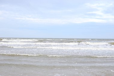 Baltık deniz manzaralı dalgalar. Fotoğraf güzel bir sonbahar bulutlu gününde çekildi..
