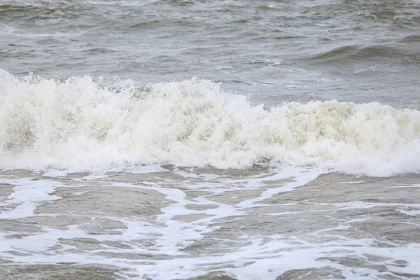 封锁波罗的海的海浪 在温暖阴郁的秋日拍摄的照片 — 图库照片