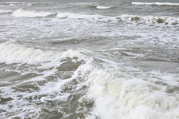 Baltic Tamanho Médio Mar Ondas Bolhas Brancas Foto Tirada Dia — Fotografia de Stock