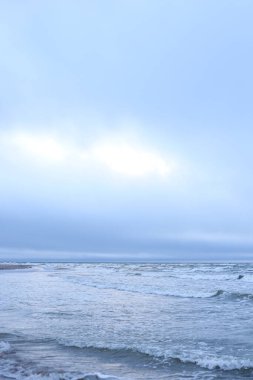 Arka planda Baltık deniz manzarası ve kırmızı deniz feneri. Fotoğraf bulutlu bir günde çekildi.