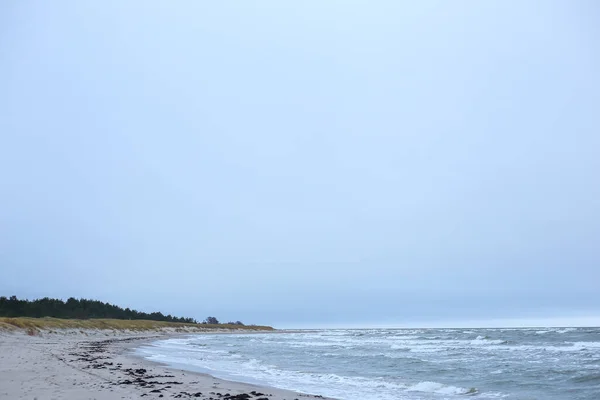 Прибережний Вид Балтійського Моря Червоного Маяка Задньому Плані Фотографія Зроблена — стокове фото