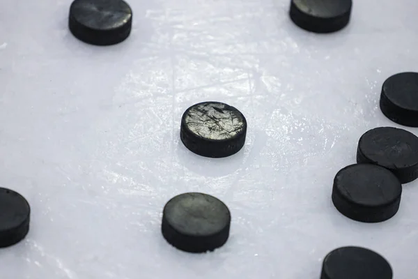 Несколько Черных Хоккейных Шайб Лежат Катке Фотография Сделана Внутри Арены — стоковое фото