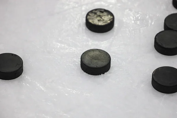 Múltiples Discos Hockey Sobre Hielo Negro Que Yacen Suelo Pista — Foto de Stock