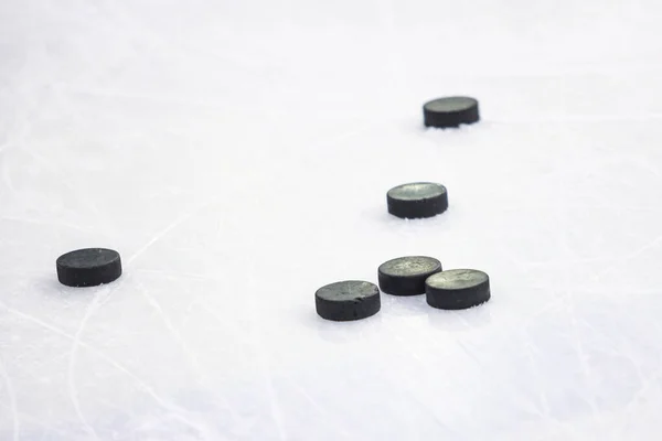 Mnohonásobné Černé Hokejové Puky Ležící Kluzišti Fotografie Pořízená Aréně Během — Stock fotografie