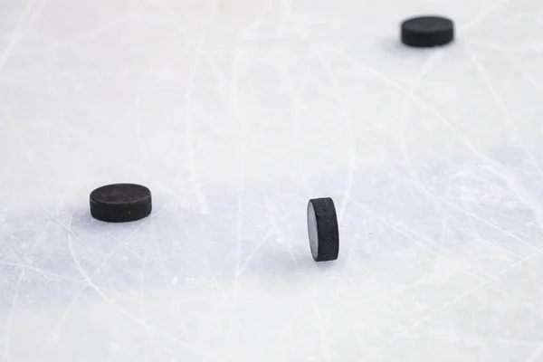 Mehrere Schwarze Eishockey Pucks Liegen Auf Dem Eis Foto Aus — Stockfoto