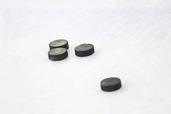 Mehrere Schwarze Eishockey Pucks Liegen Auf Dem Eis Foto Aus — Stockfoto